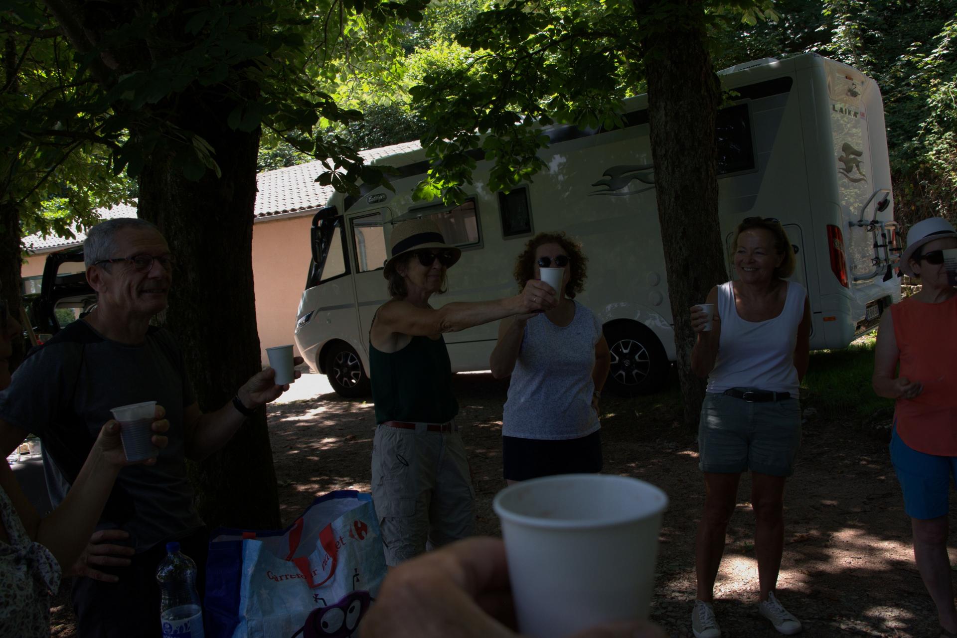 La présidente léve son verre à cette belle journée