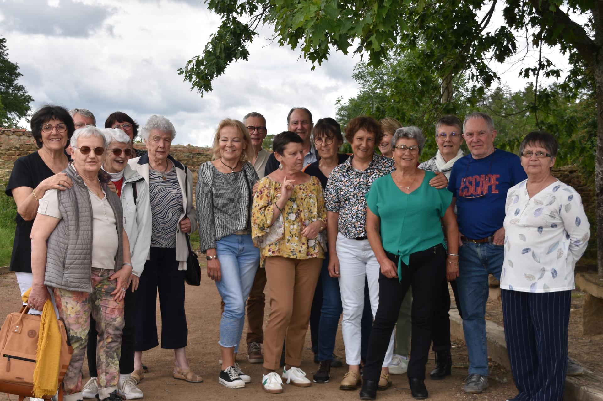 Une partie du groupe sur le terrain de boules.