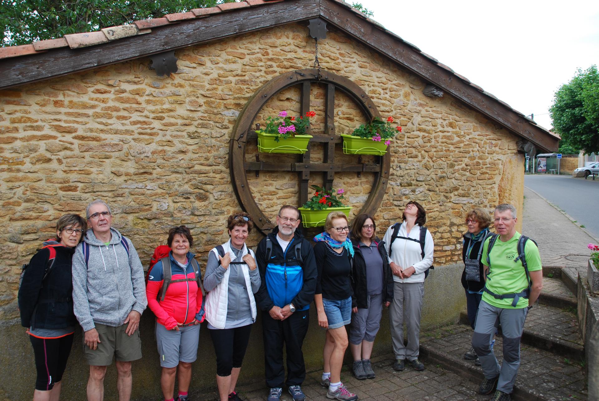 L'équipe joyeuse devant le lavoir de Frontenas