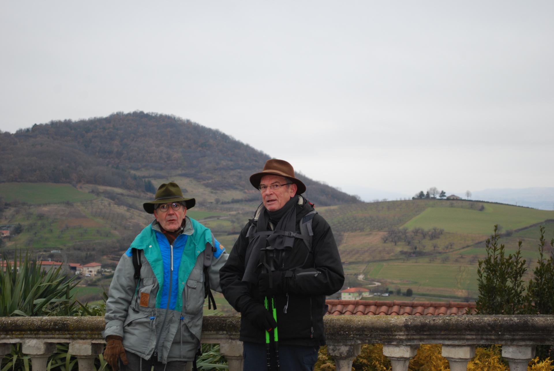 Les deux hommes au chapeau