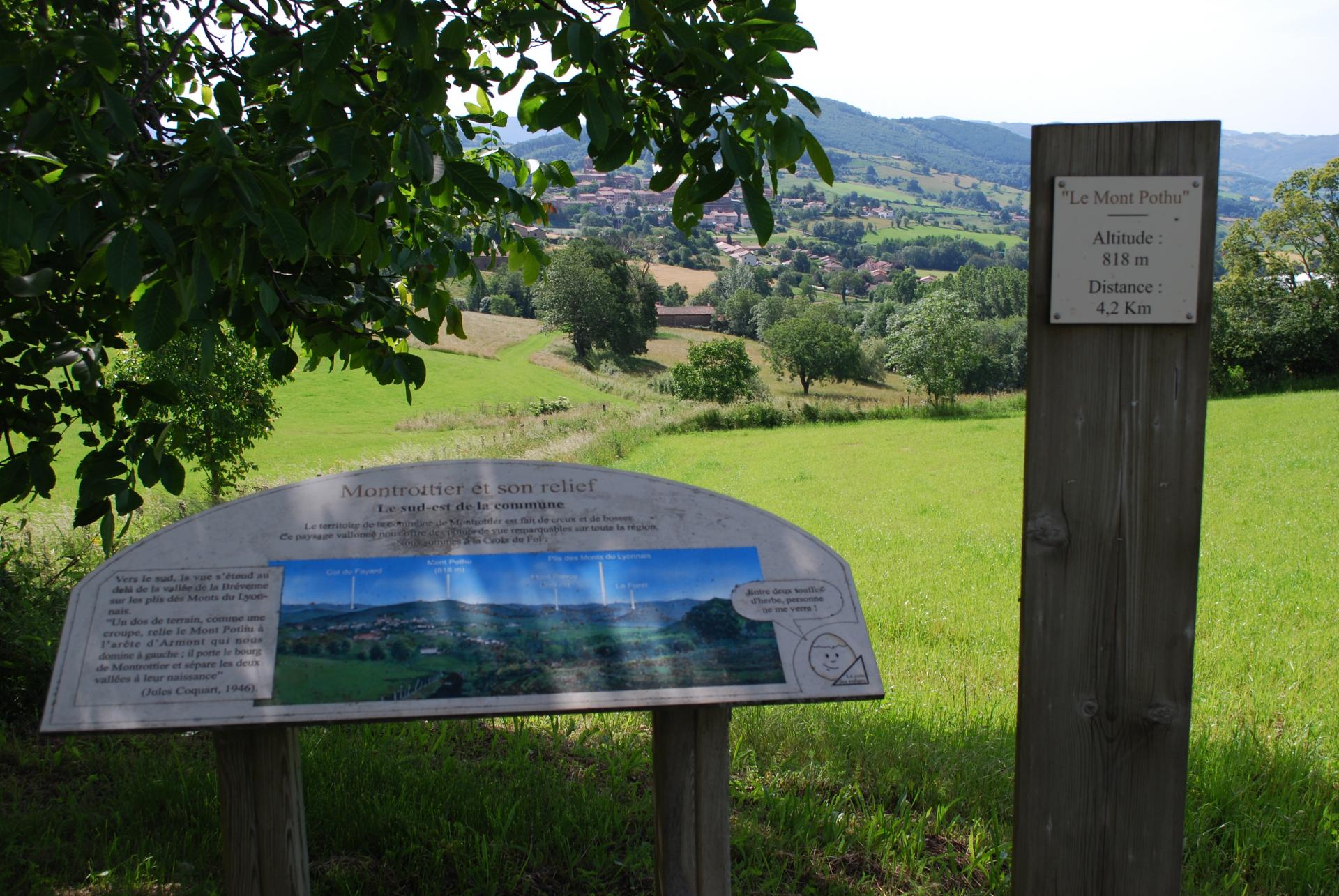 Village de Montrottier au fond de l'image